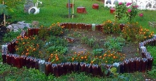 Забор из пластиковых бутылок для сада и огорода для клумбы