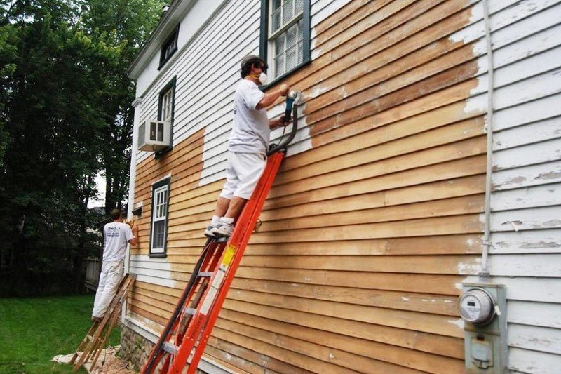 Покраска наружных стен деревянных домов