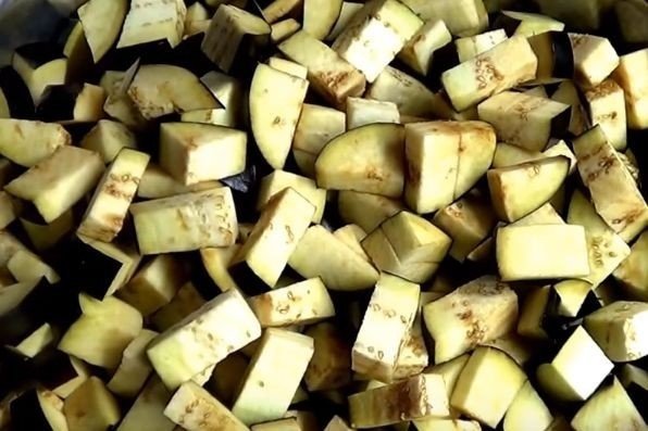 Нарезать картошку и баклажан кубиками