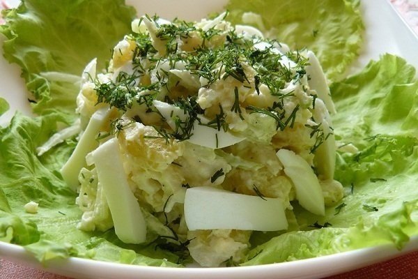 Салат из салата листового и огурцов