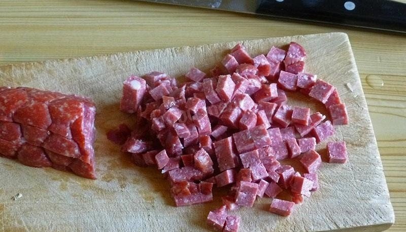 Салат с колбасой нарезанной палочками