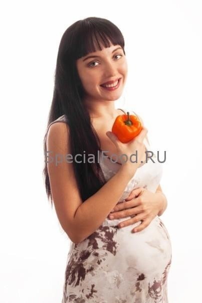 Беременная девушка с фруктами овощами