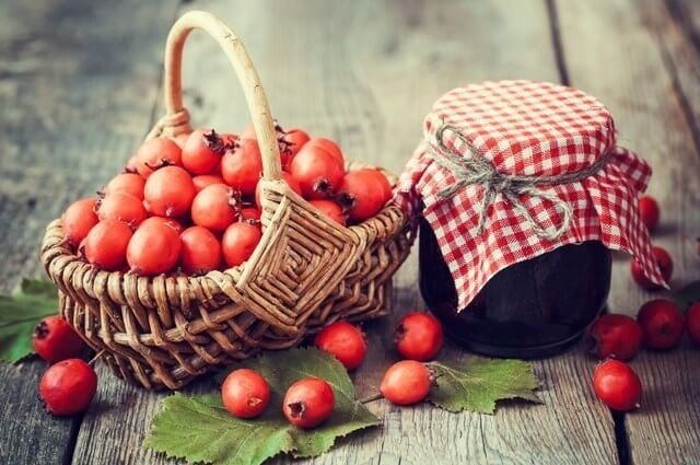 Варенья ягоды в корзинке
