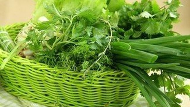 Секреты, помогающие хранить зелень в холодильнике