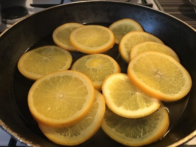 Карамелизированные апельсины на сковороде