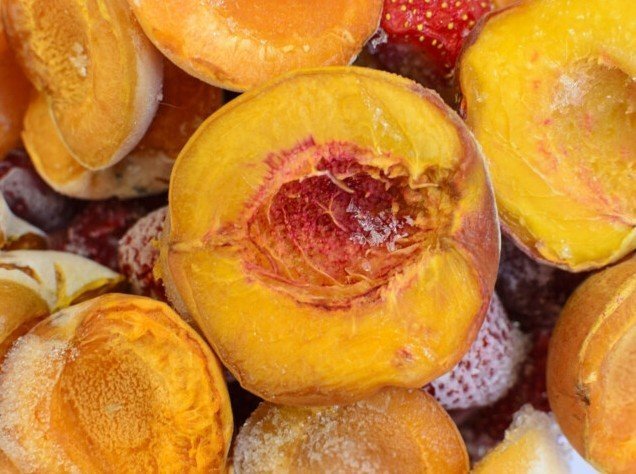 Замороженные абрикосы и персик