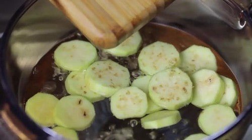 Жареные кабачки кружочками на сковороде с чесноком