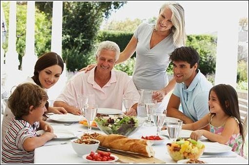 Счастливая русская семья за столом
