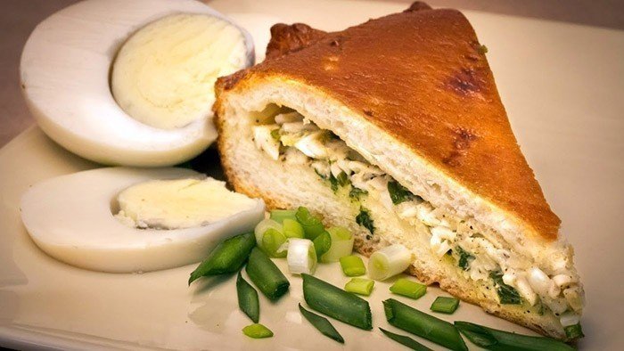 Слоеные пирожки с яйцом и зеленым луком
